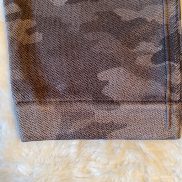 Spanx camo pant in sz L. Never worn. - Picture 5 of 5